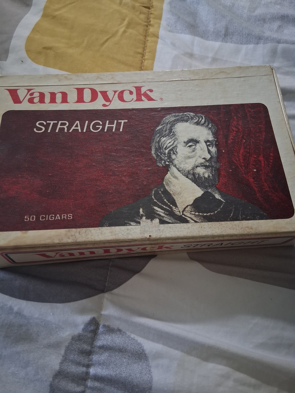 Van Dyck Straight Cigar Box — Red and Cream